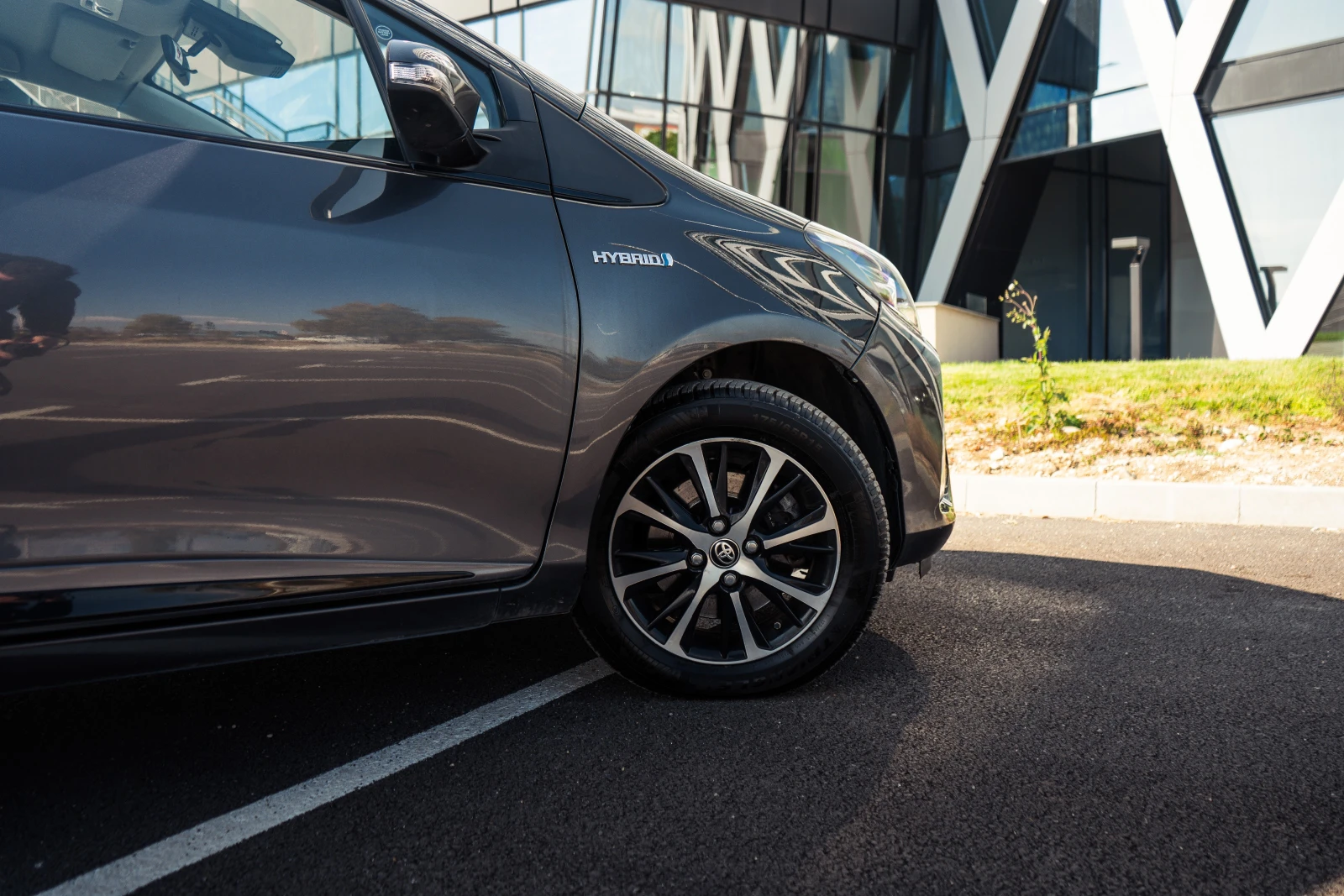 Toyota Yaris 1.5 Hybrid E-CVT, снимка 3 - Автомобили и джипове - 56744226