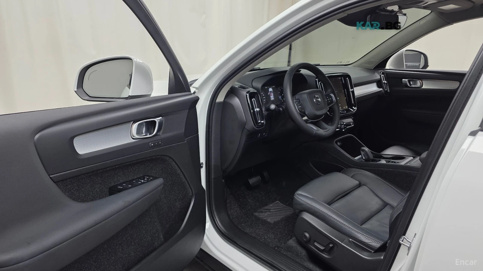 Volvo XC40 B4 Momentum* КОЖА* НАВИ* ПАНО* КАМЕРА, снимка 8 - Автомобили и джипове - 55792523