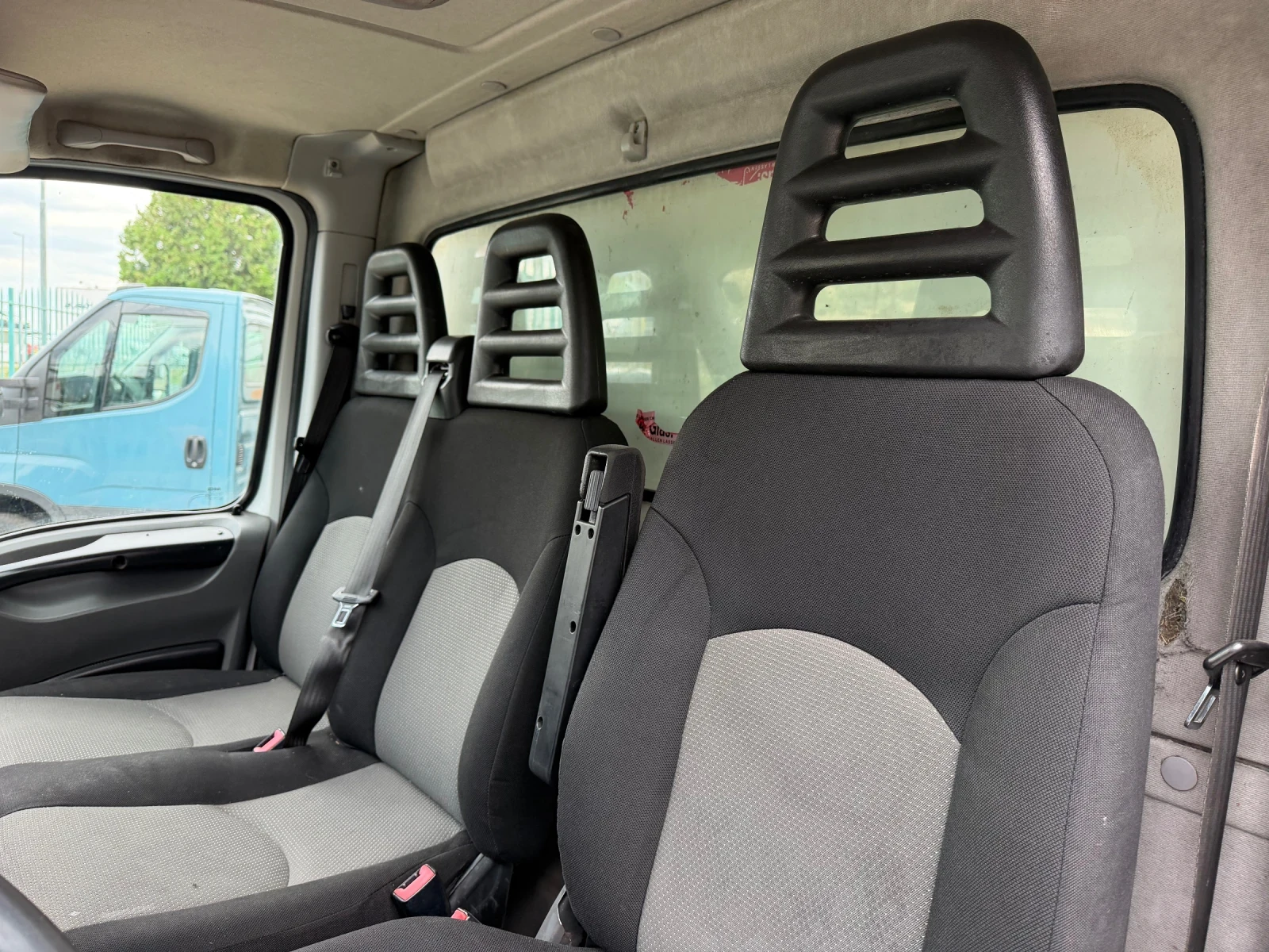 Iveco Daily 3.0HPI* 35C15* Климатик* Падащ Борд* 4.20м фургон, снимка 7 - Бусове и автобуси - 56041765