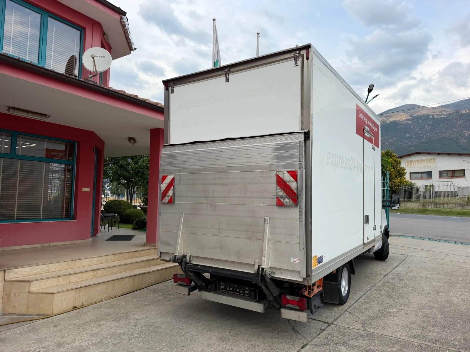Iveco Daily 3.0HPI* 35C15* Климатик* Падащ Борд* 4.20м фургон, снимка 9 - Бусове и автобуси - 56041765