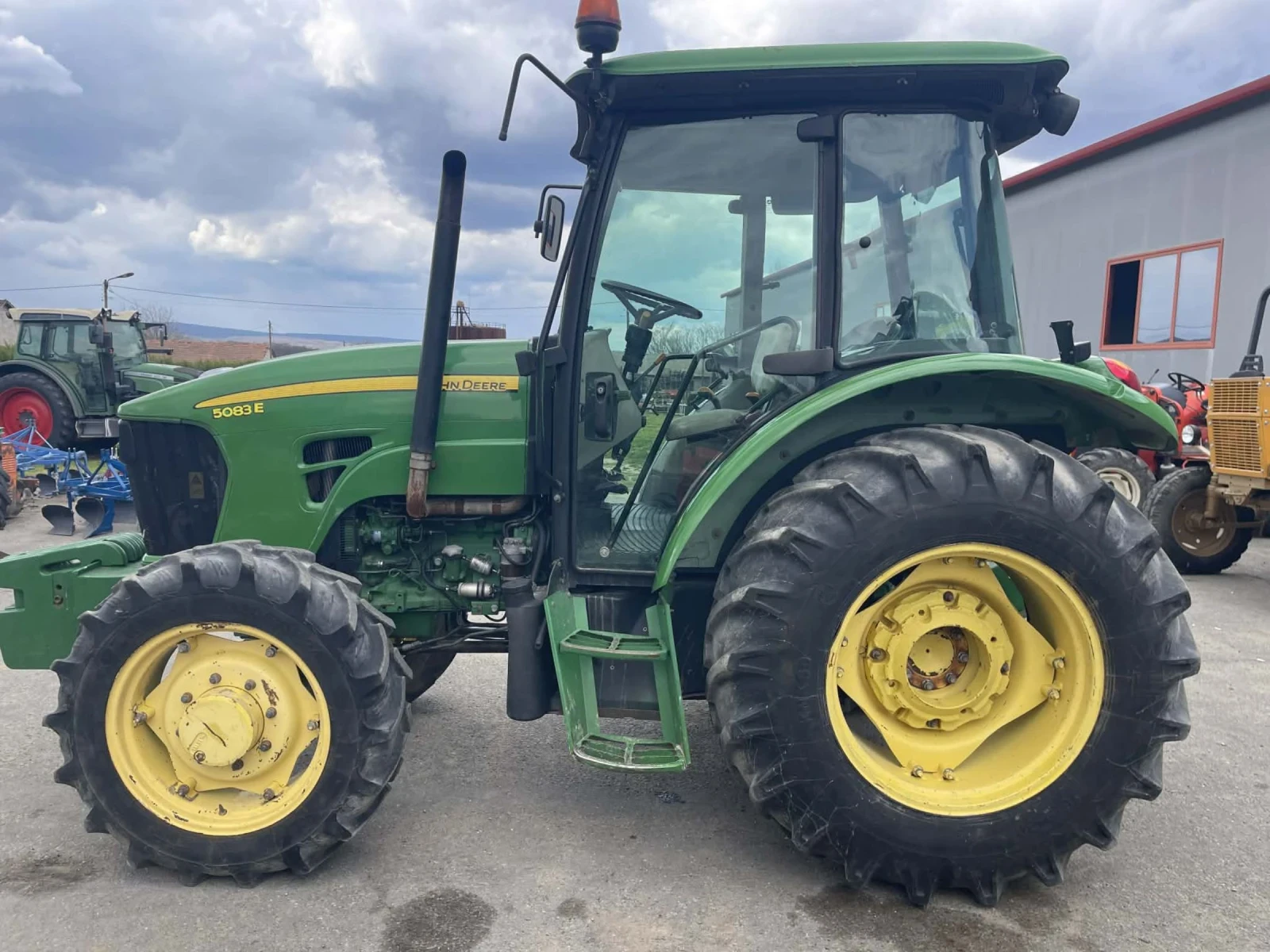 Трактор John Deere 5083 E, снимка 4 - Селскостопанска техника - 54160845