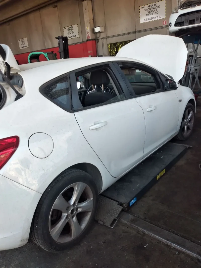 Opel Astra 1.4, снимка 2 - Автомобили и джипове - 40260936