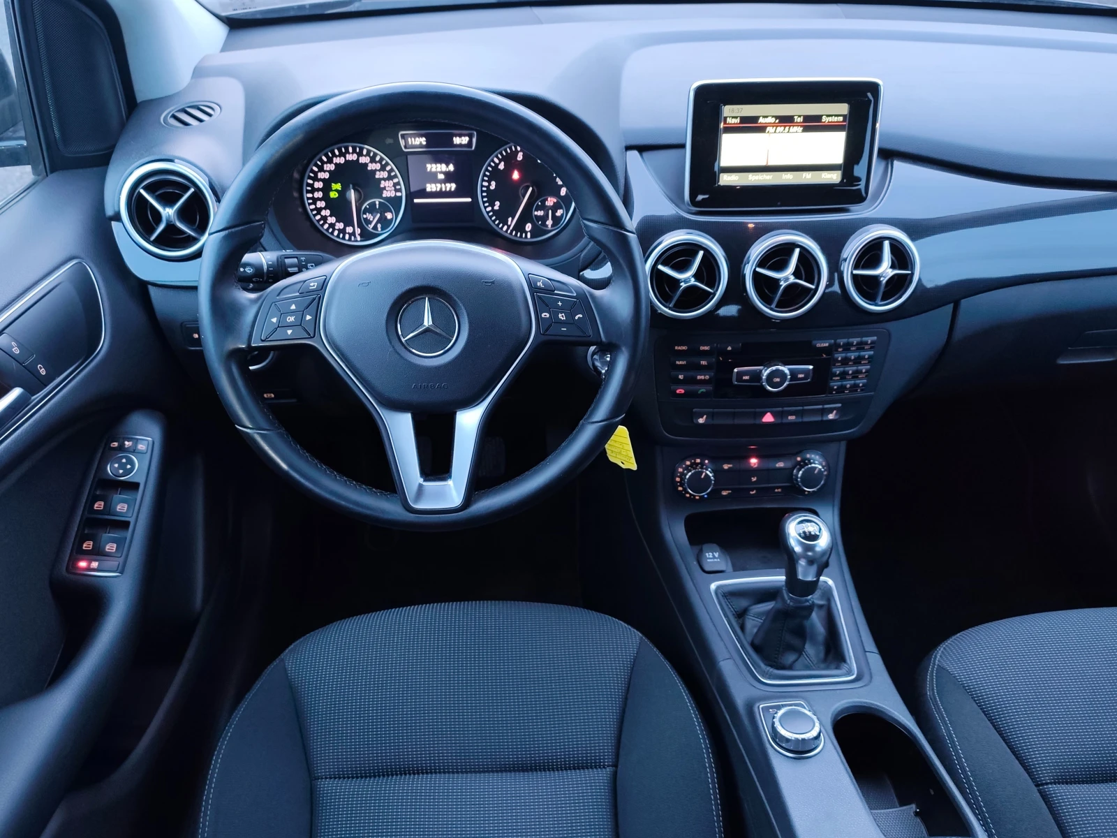 Mercedes-Benz B 180 i Евро 6 + Distronic+ Camera+ Navi, снимка 8 - Автомобили и джипове - 54932237