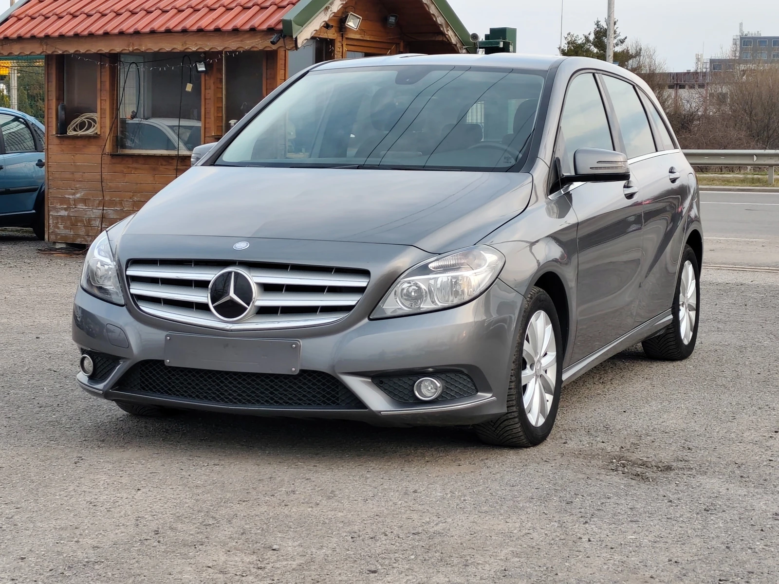 Mercedes-Benz B 180 i Евро 6 + Distronic+ Camera+ Navi, снимка 2 - Автомобили и джипове - 54932237