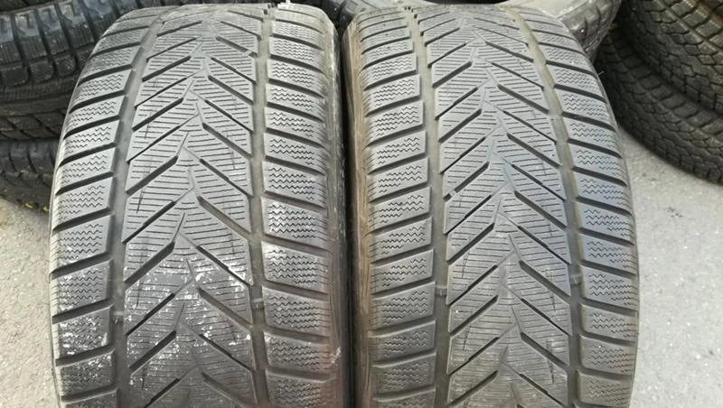 Гуми Зимни 255/40R18, снимка 1 - Гуми и джанти - 26747827