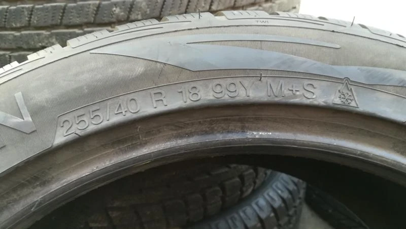 Гуми Зимни 255/40R18, снимка 6 - Гуми и джанти - 26747827