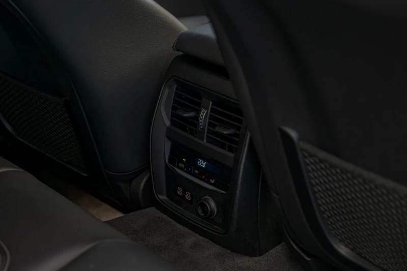 BMW 330 Sport/xDrive/Ambient/Камера/FullLed/Подгрев, снимка 9 - Автомобили и джипове - 50641390