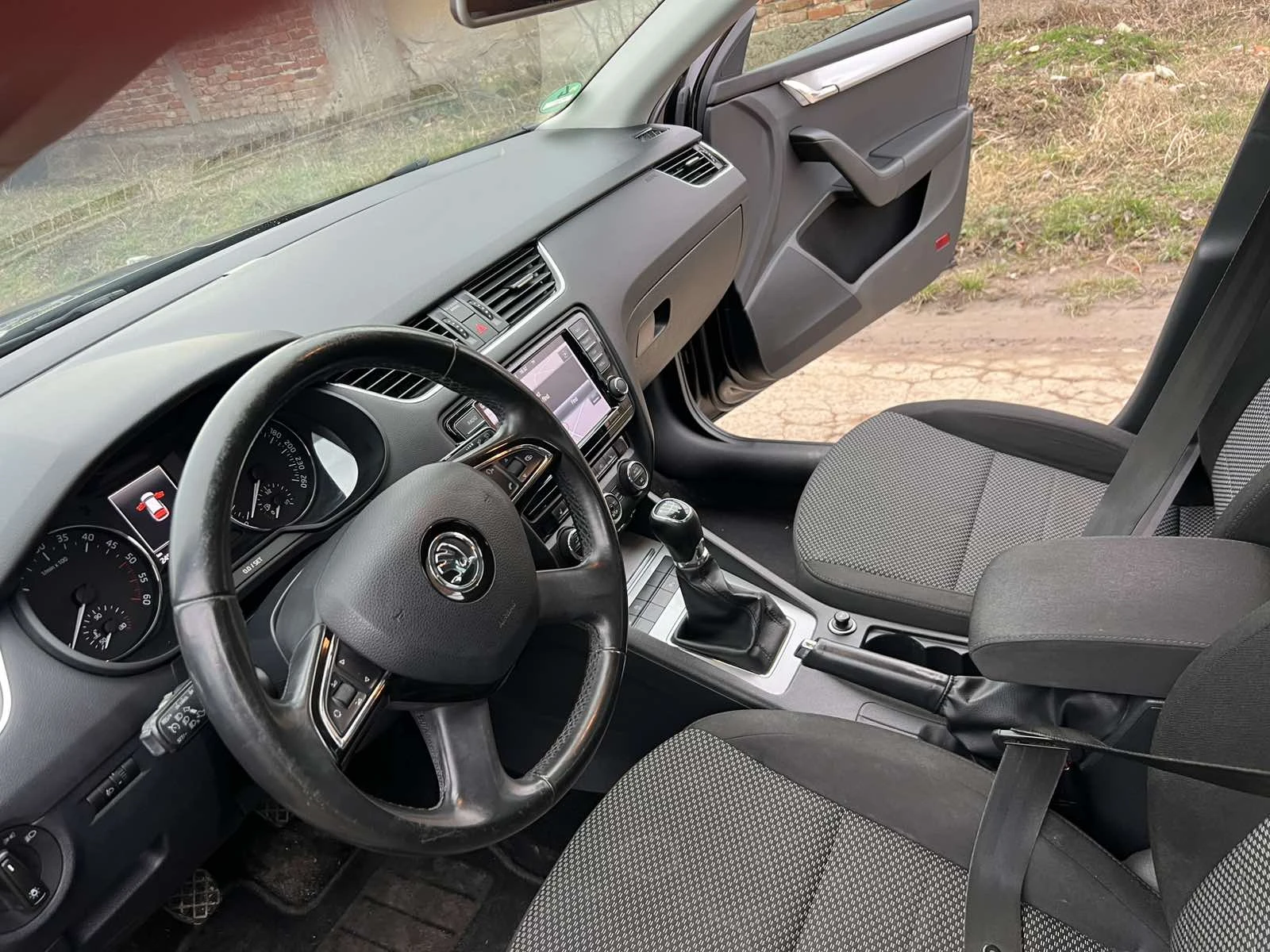 Skoda Octavia 1.6 TDI Ambition 105кс комби EURO 5 - изображение 8