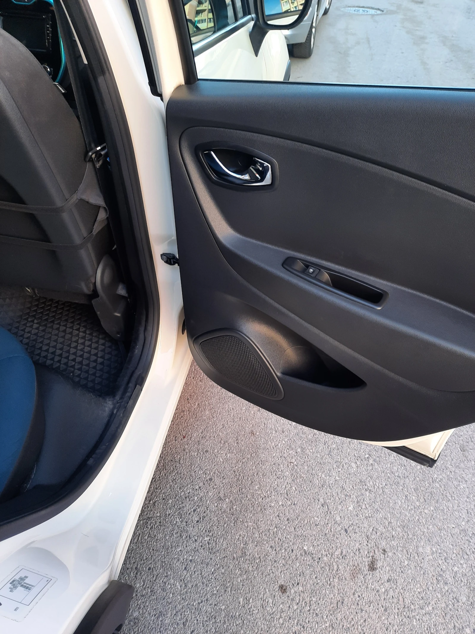 Renault Captur, снимка 5 - Автомобили и джипове - 54676191
