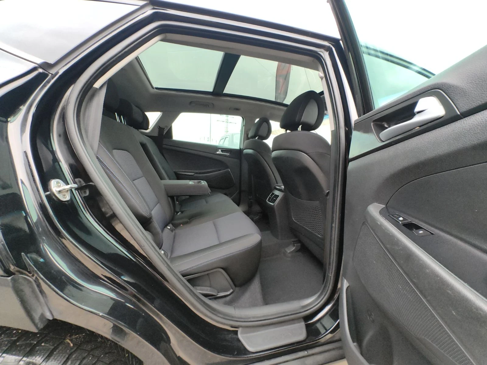 Hyundai Tucson 1.7 CRDI 1.7CRDI LINE-ASSIST/KEYLESS/NAVI, снимка 11 - Автомобили и джипове - 54164132