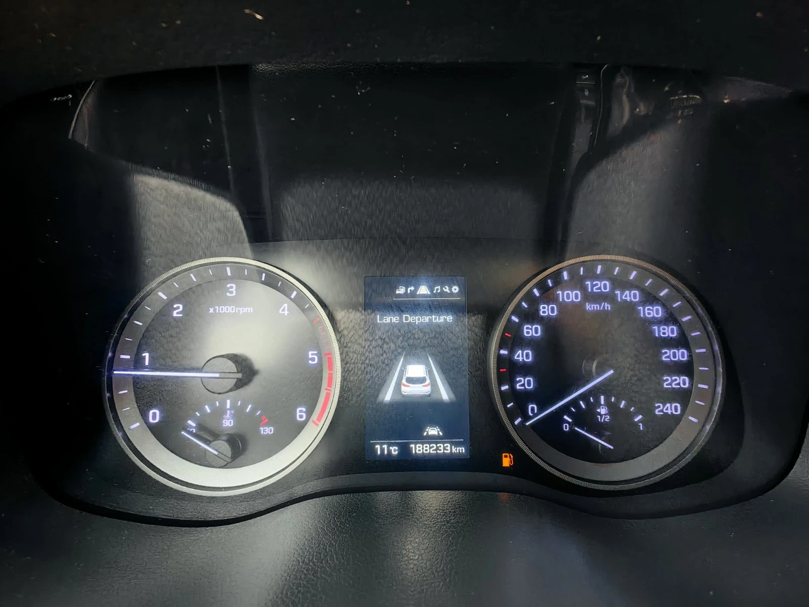 Hyundai Tucson 1.7 CRDI 1.7CRDI LINE-ASSIST/KEYLESS/NAVI, снимка 16 - Автомобили и джипове - 54164132