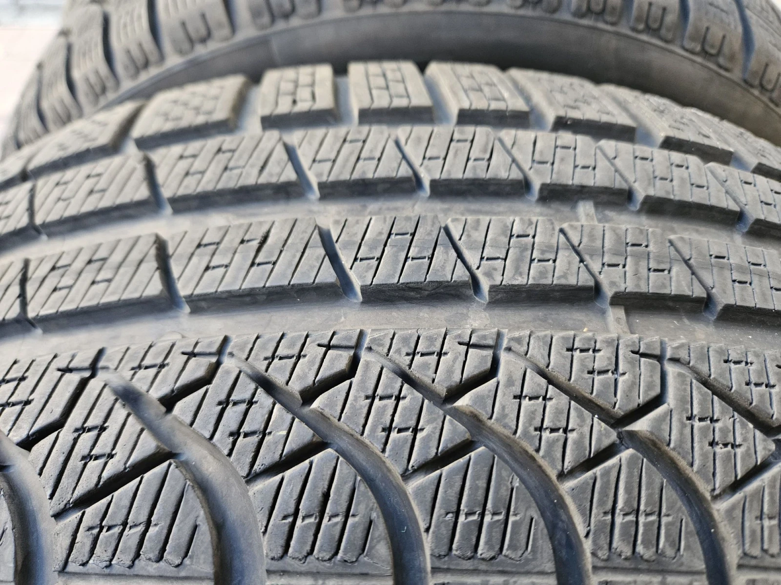 Гуми Зимни 225/55R19, снимка 2 - Гуми и джанти - 56121299