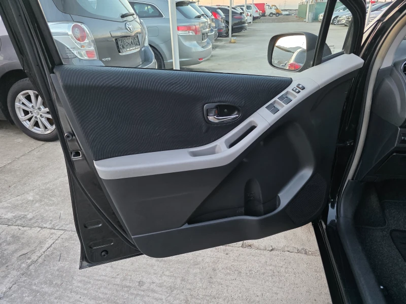 Toyota Yaris 1.33 VVTI Автоматик Навигация, снимка 5 - Автомобили и джипове - 52854385