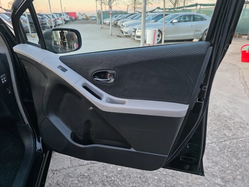 Toyota Yaris 1.33 VVTI Автоматик Навигация, снимка 7 - Автомобили и джипове - 52854385