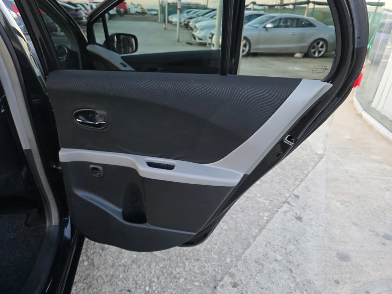Toyota Yaris 1.33 VVTI Автоматик Навигация, снимка 9 - Автомобили и джипове - 52854385
