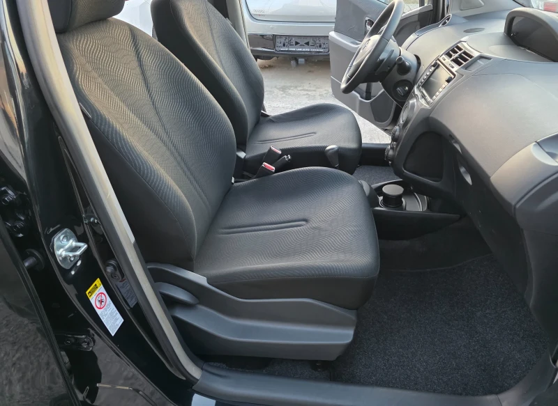 Toyota Yaris 1.33 VVTI Автоматик Навигация, снимка 8 - Автомобили и джипове - 52854385