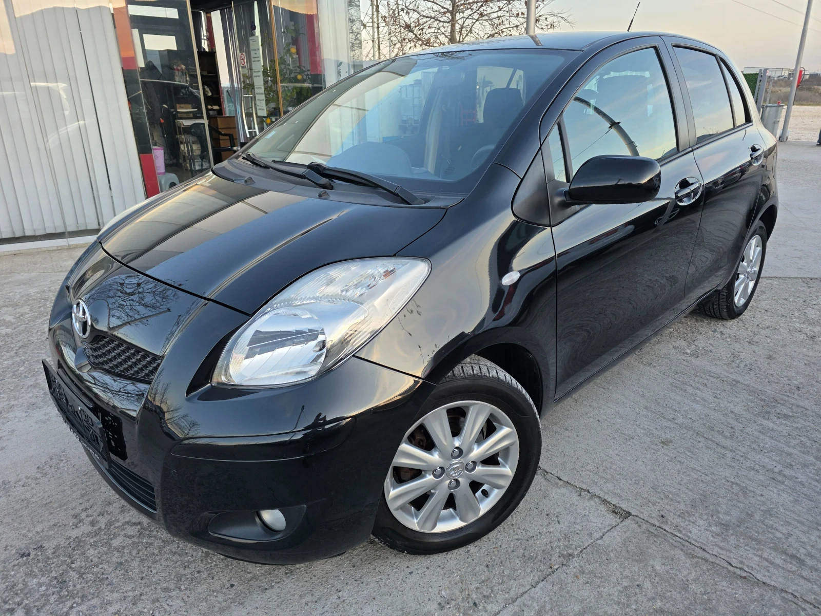 Toyota Yaris 1.33 VVTI Автоматик Навигация, снимка 1