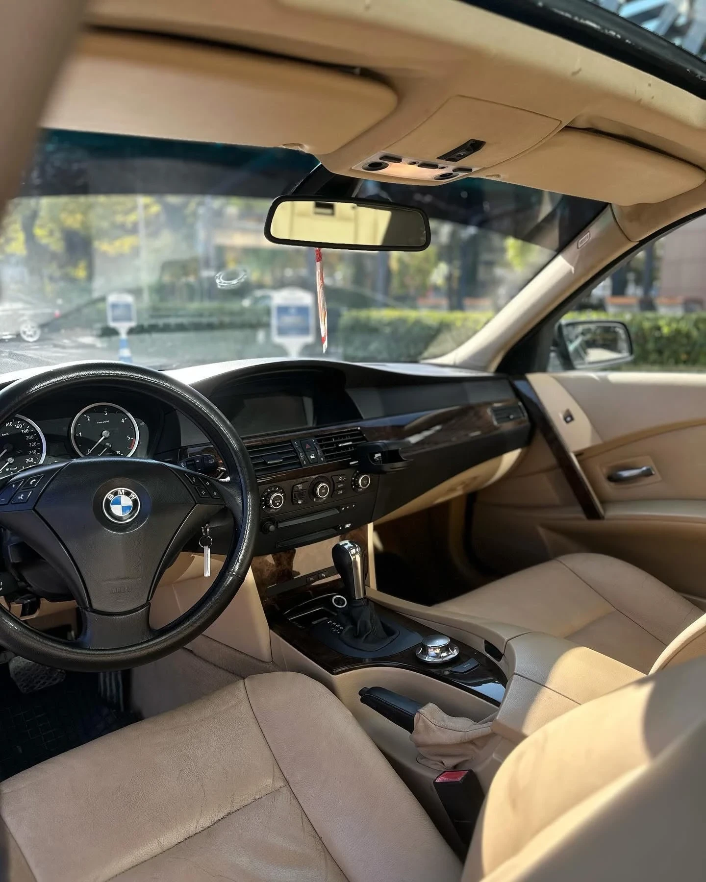 BMW 530 ПАНОРАМА / КОЖА / АВТОМАТИК / ПАРКТРОНИК - изображение 9