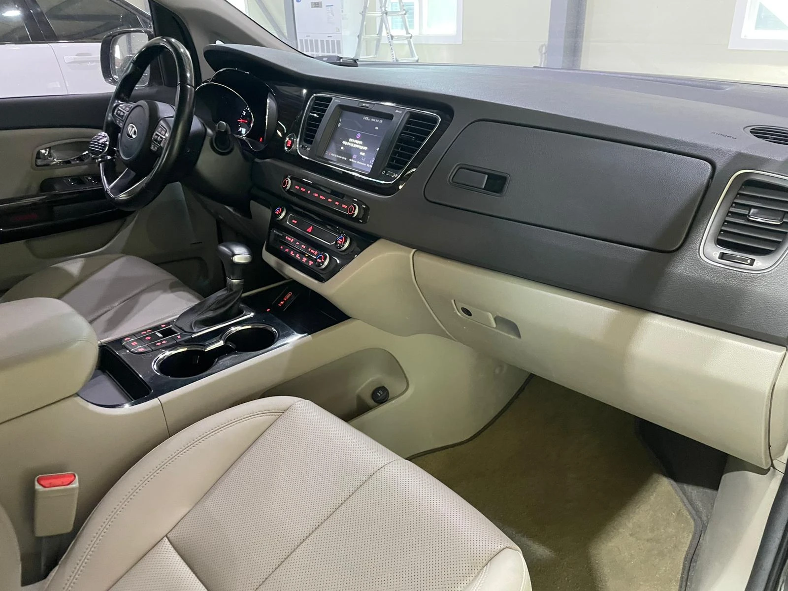 Kia Carnival 3.3 V6 ! 8+ 1 ! Noblesse Special !, снимка 11 - Автомобили и джипове - 54932402