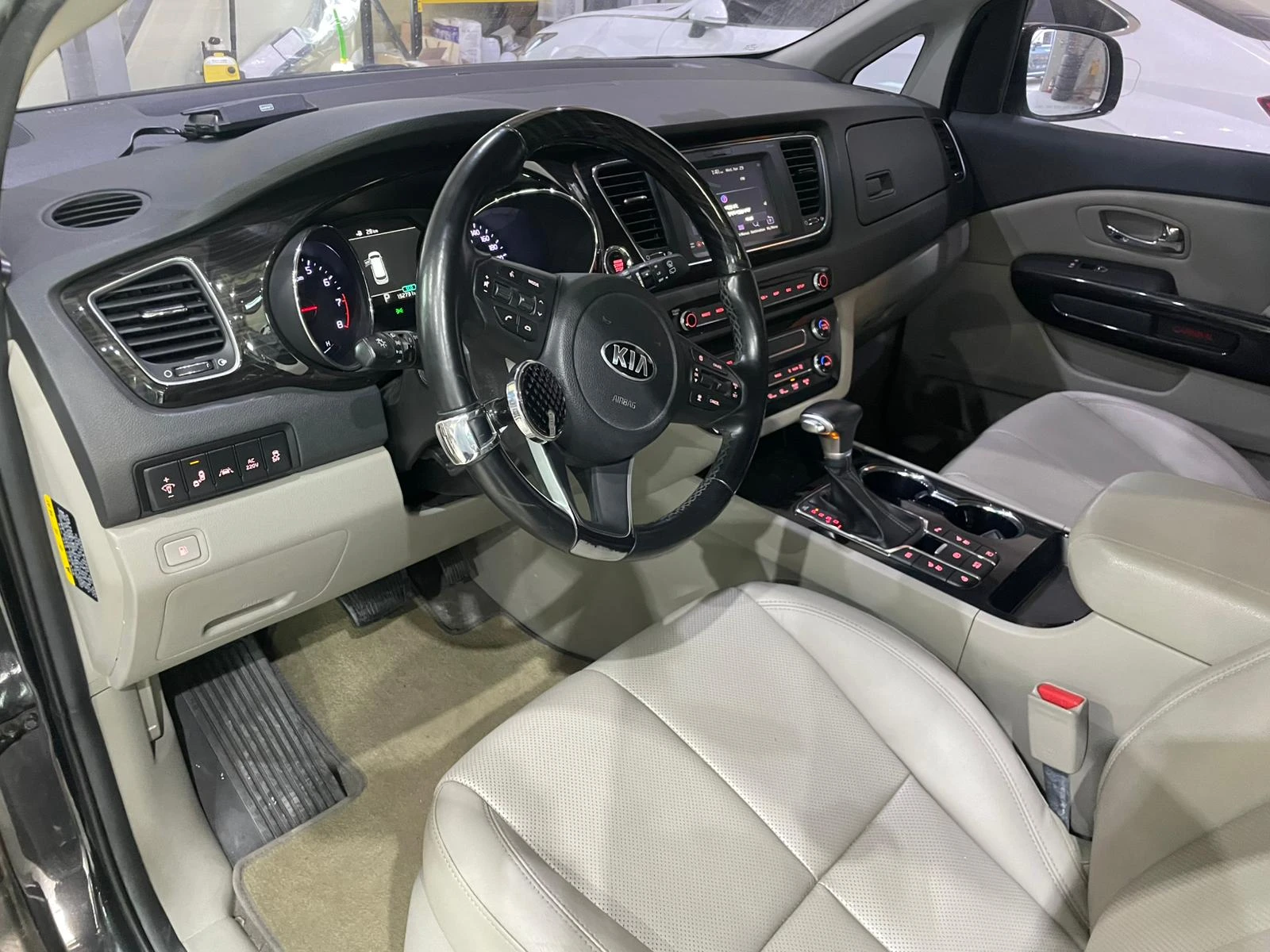 Kia Carnival 3.3 V6 ! 8+ 1 ! Noblesse Special !, снимка 8 - Автомобили и джипове - 54932402