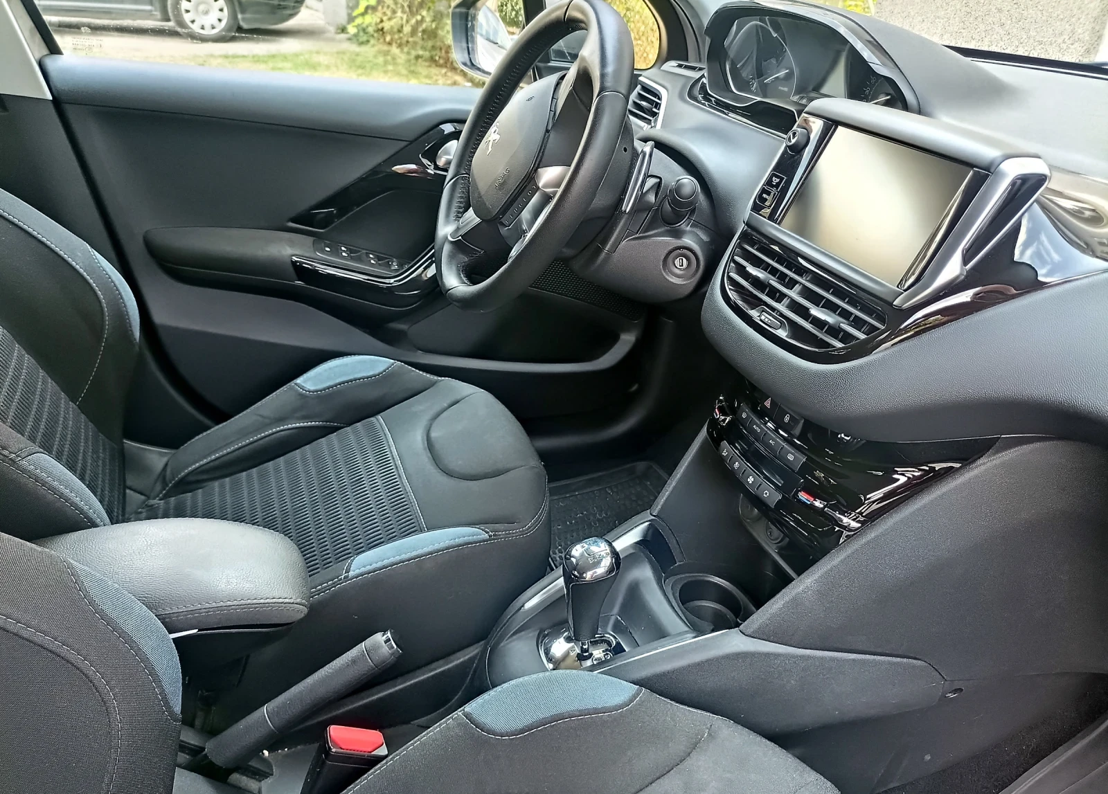 Peugeot 208, снимка 6 - Автомобили и джипове - 55339628