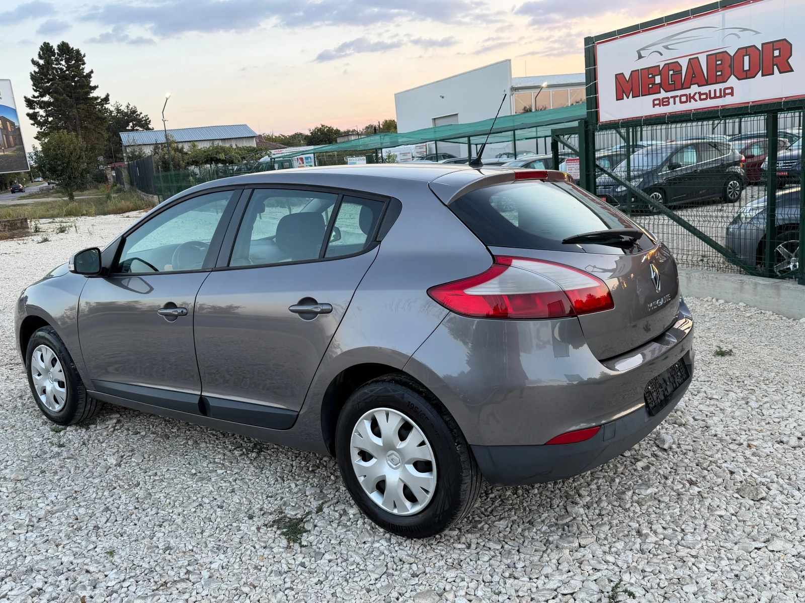 Renault Megane 1.5DCi/86p.s-Hatchback-5 vrati, снимка 4 - Автомобили и джипове - 56347615