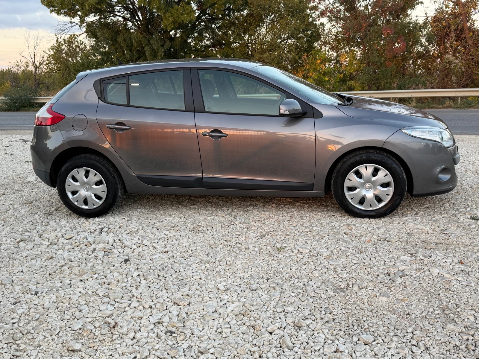 Renault Megane 1.5DCi/86p.s-Hatchback-5 vrati, снимка 8 - Автомобили и джипове - 56347615