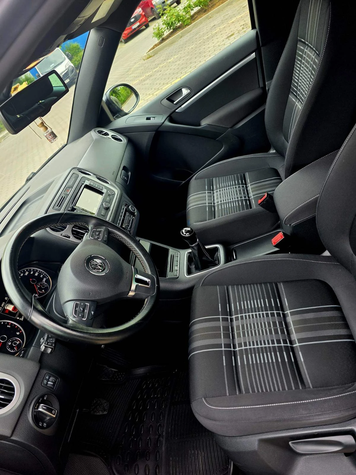 VW Tiguan 2.0 TDI LOUNGE, снимка 10 - Автомобили и джипове - 55171343