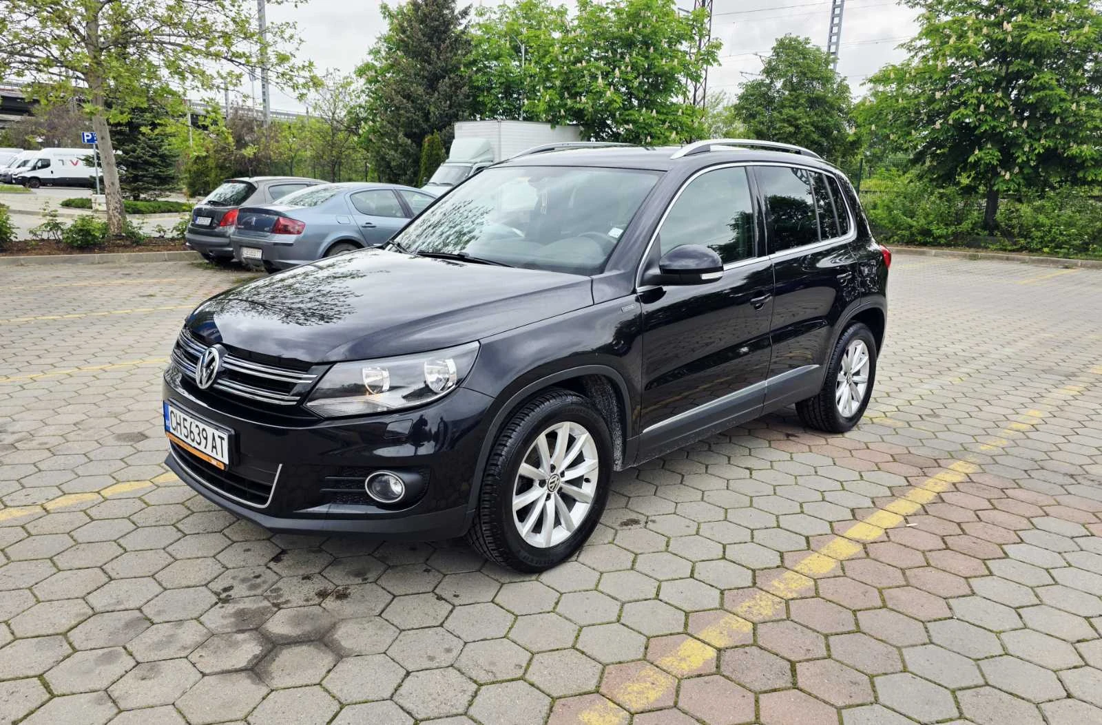 VW Tiguan 2.0 TDI LOUNGE, снимка 2 - Автомобили и джипове - 55171343