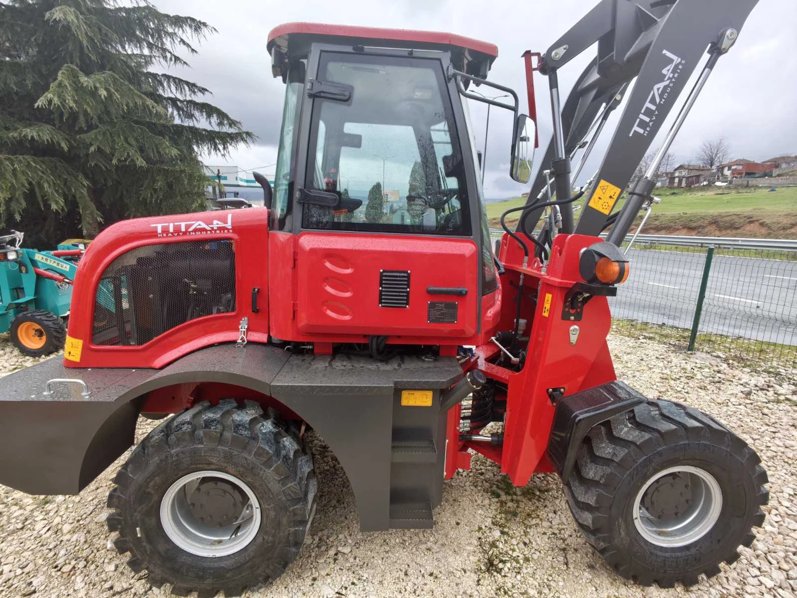 Телескопичен товарач Komatsu НОВИ 1600кг със вилици, снимка 2 - Селскостопанска техника - 53454244