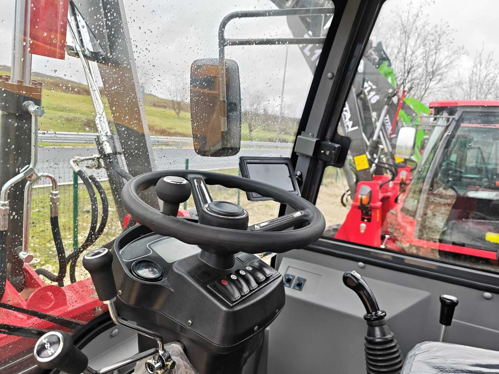 Телескопичен товарач Komatsu НОВИ 1600кг със вилици, снимка 8 - Селскостопанска техника - 53454244