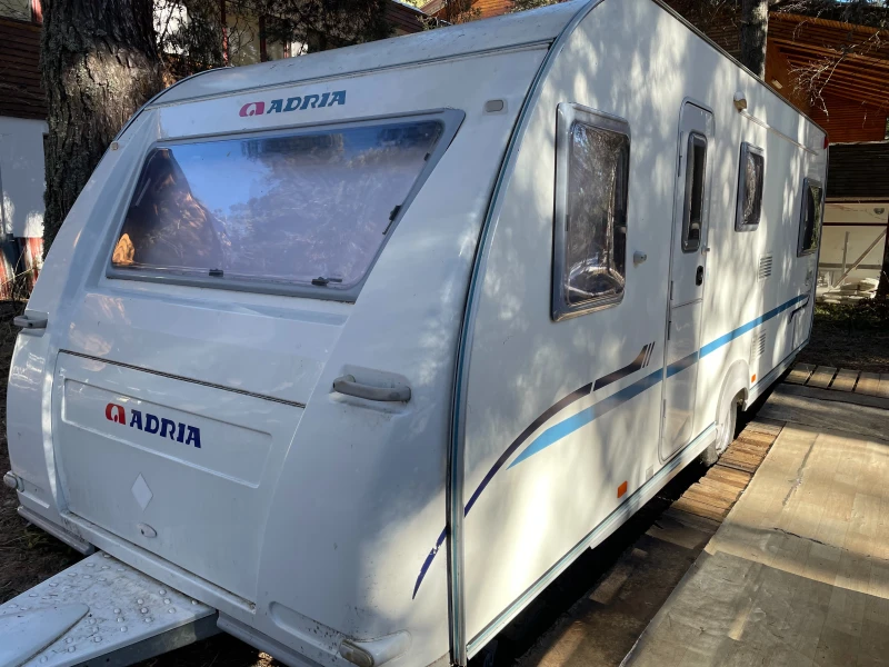 Каравана Adria ADORA 612 UP Forselt, снимка 2 - Каравани и кемпери - 48437328