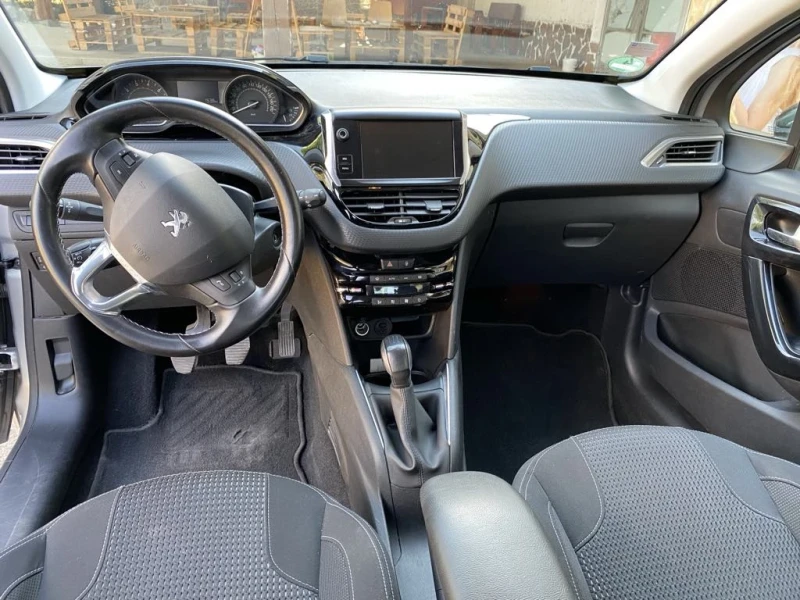 Peugeot 208, снимка 6 - Автомобили и джипове - 47307635