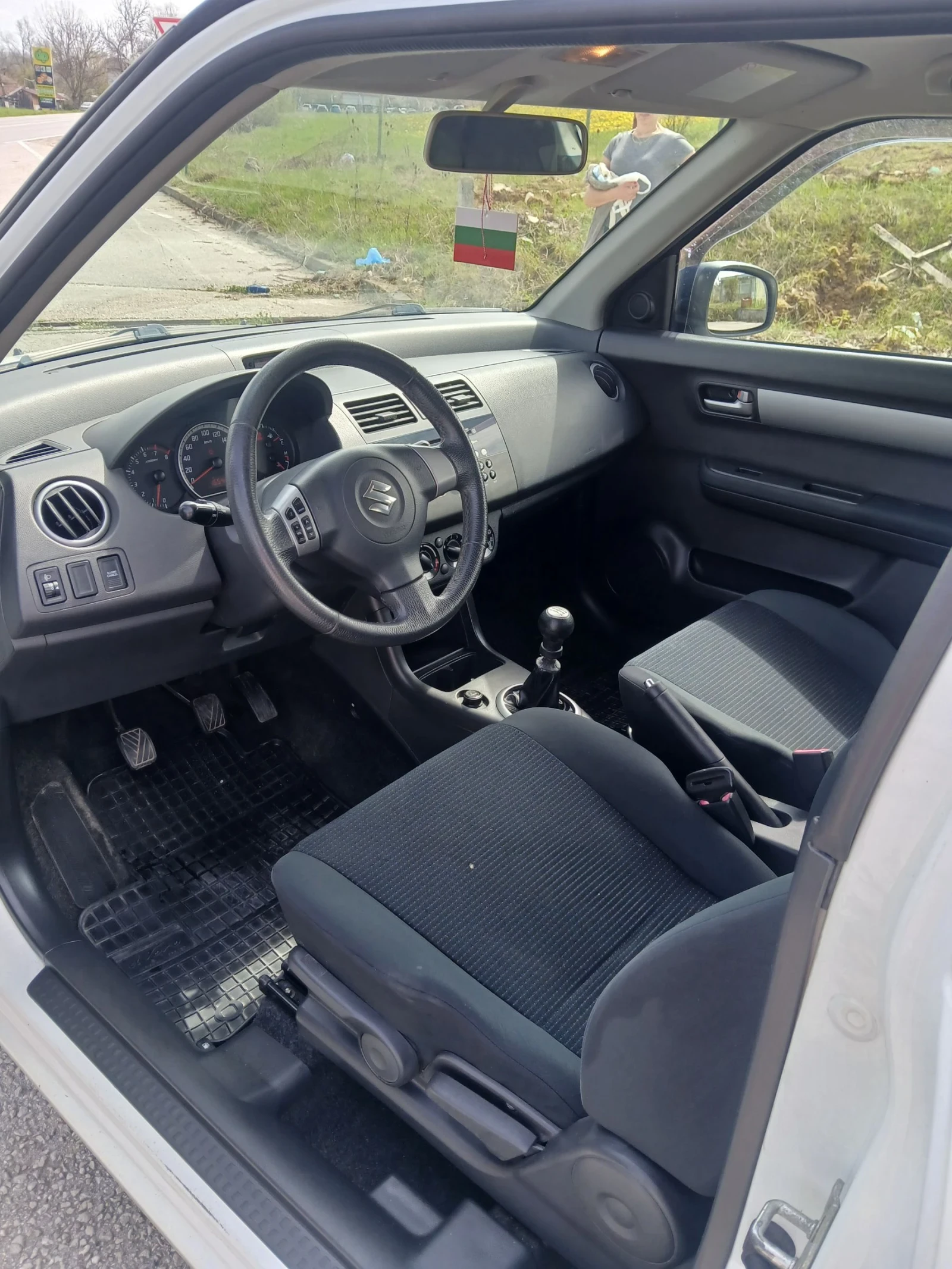 Suzuki Swift 1.3 , снимка 7 - Автомобили и джипове - 54220012