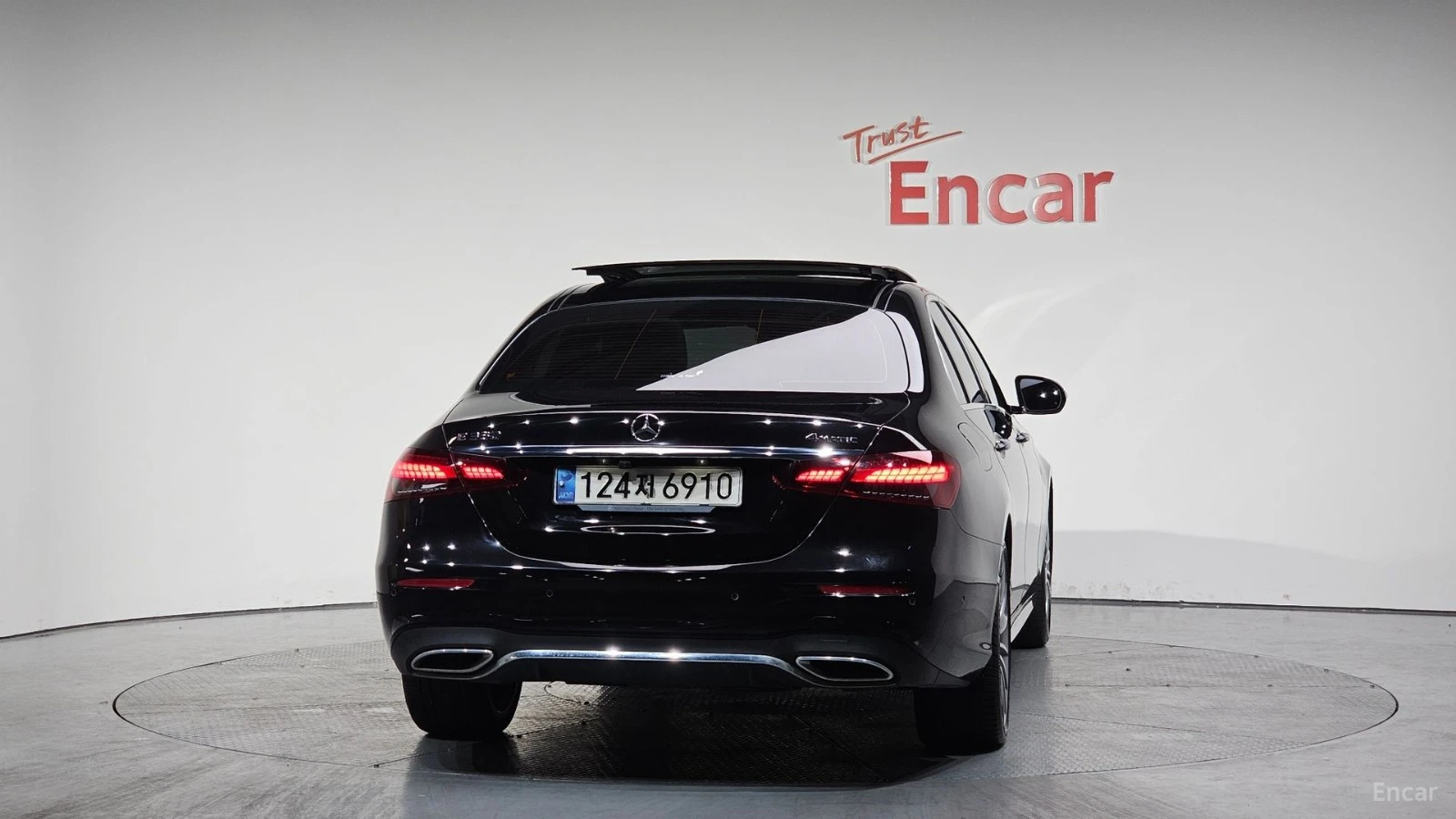 Mercedes-Benz E 350 4MATIC/AMG-LINE/DRIVE-ASSISTS/SUNROOF, снимка 4 - Автомобили и джипове - 55688191