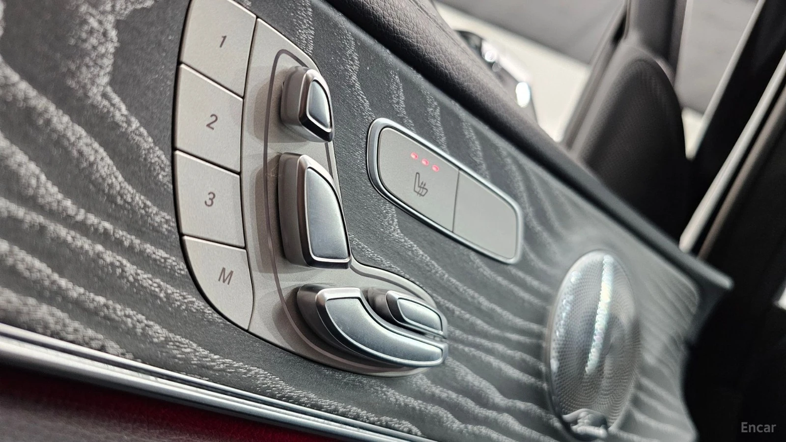 Mercedes-Benz E 350 4MATIC/AMG-LINE/DRIVE-ASSISTS/SUNROOF, снимка 13 - Автомобили и джипове - 55688191