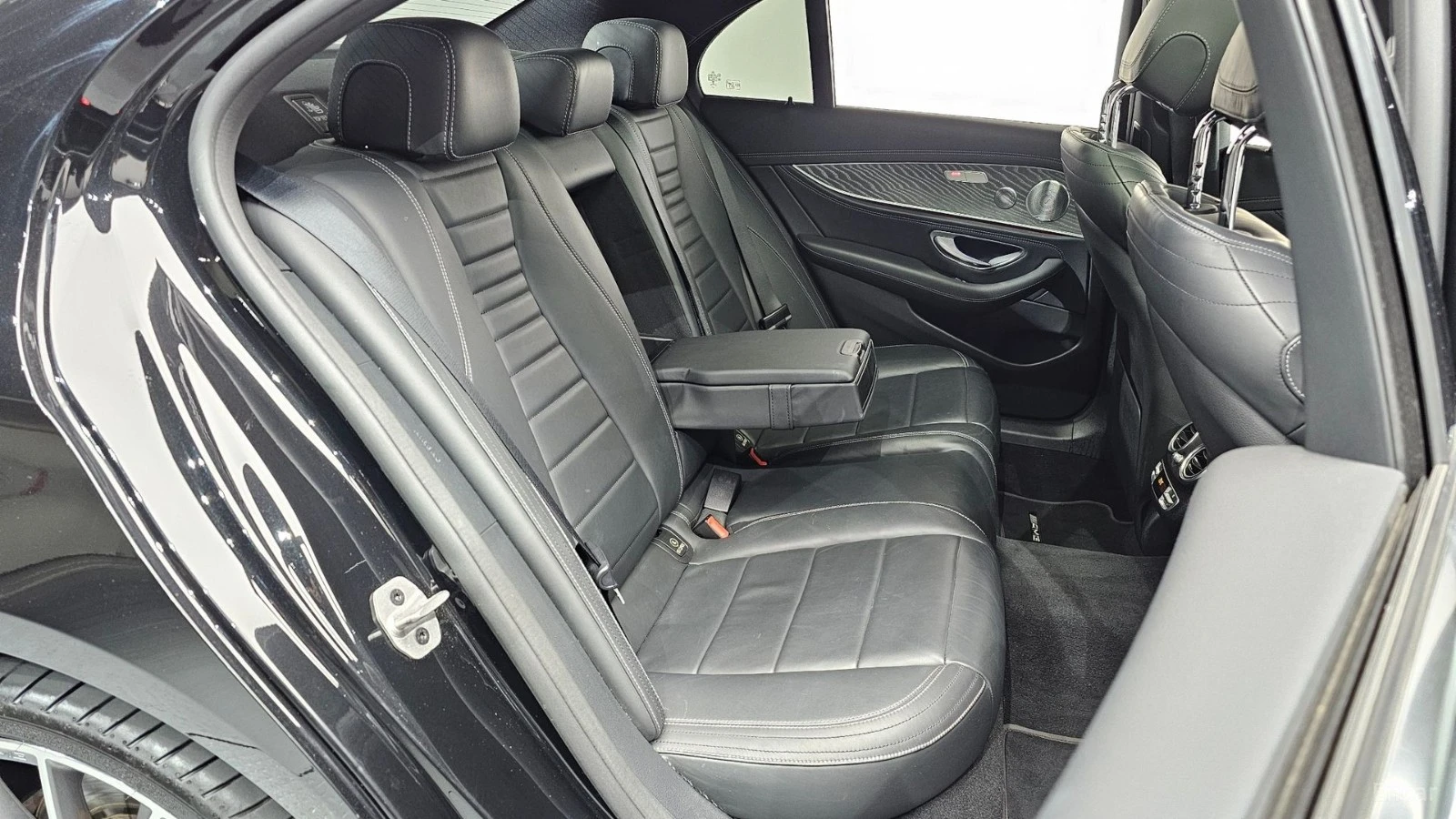 Mercedes-Benz E 350 4MATIC/AMG-LINE/DRIVE-ASSISTS/SUNROOF, снимка 15 - Автомобили и джипове - 55688191