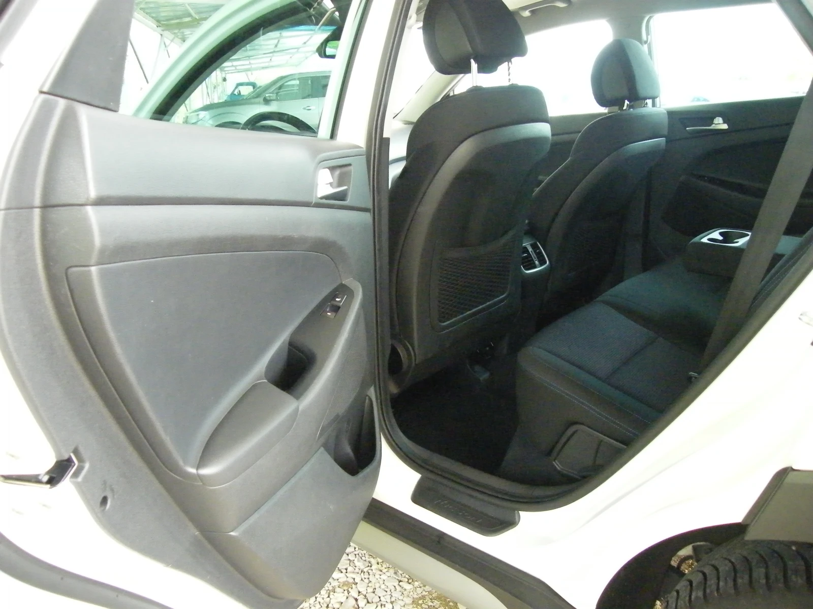 Hyundai Tucson 1.7CRDI EURO 6B, снимка 12 - Автомобили и джипове - 54477621