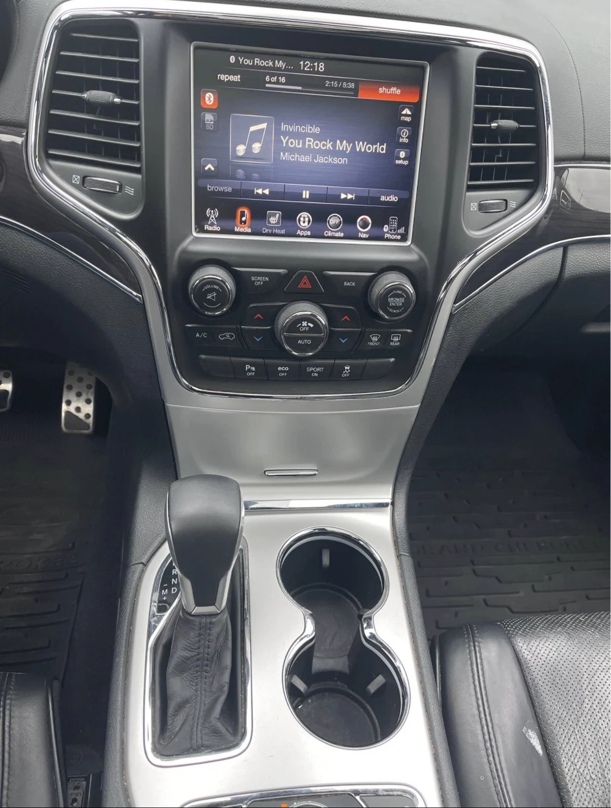 Jeep Grand cherokee 5.7 HEMI / OVERLAND / 1 СОБСТВЕНИК / CARFAX / , снимка 4 - Автомобили и джипове - 54485816