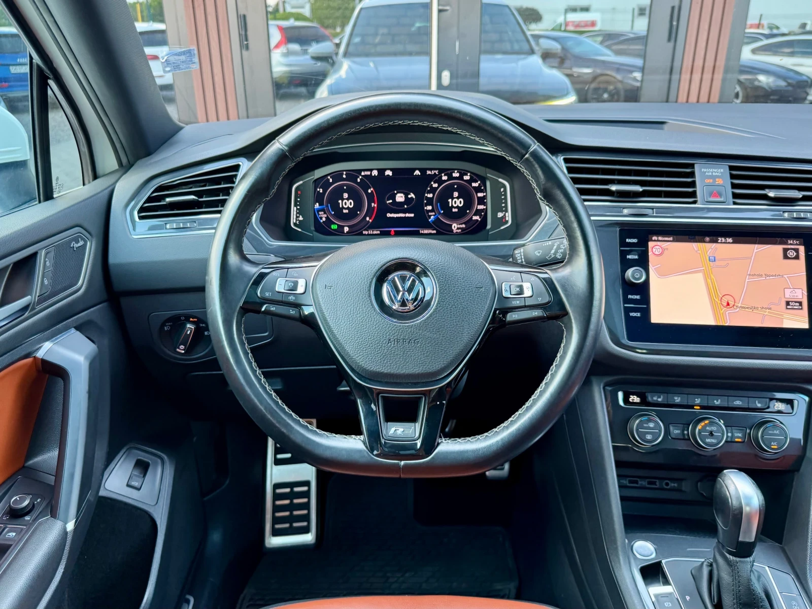 VW Tiguan 4Motion* R-line * DIGITAL* 6+ 1 Места* Лизинг, снимка 10 - Автомобили и джипове - 55086720