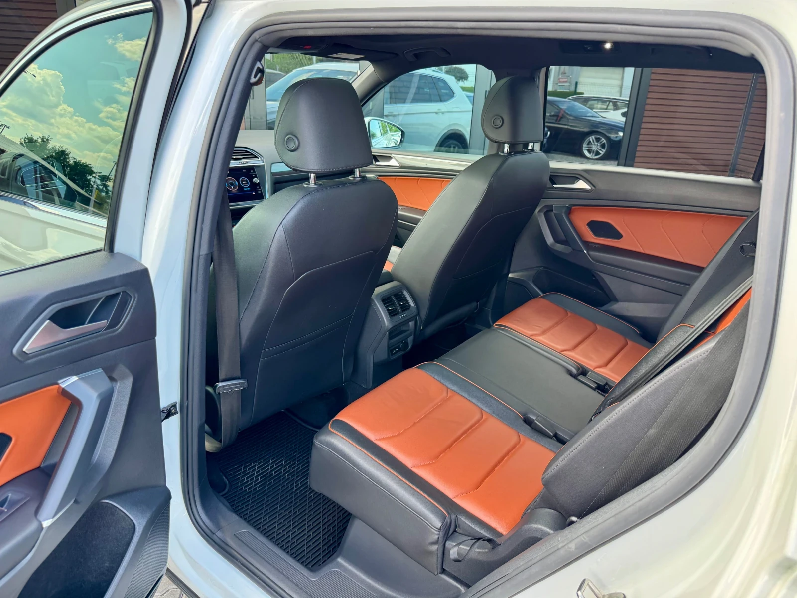 VW Tiguan 4Motion* R-line * DIGITAL* 6+ 1 Места* Лизинг, снимка 9 - Автомобили и джипове - 55086720