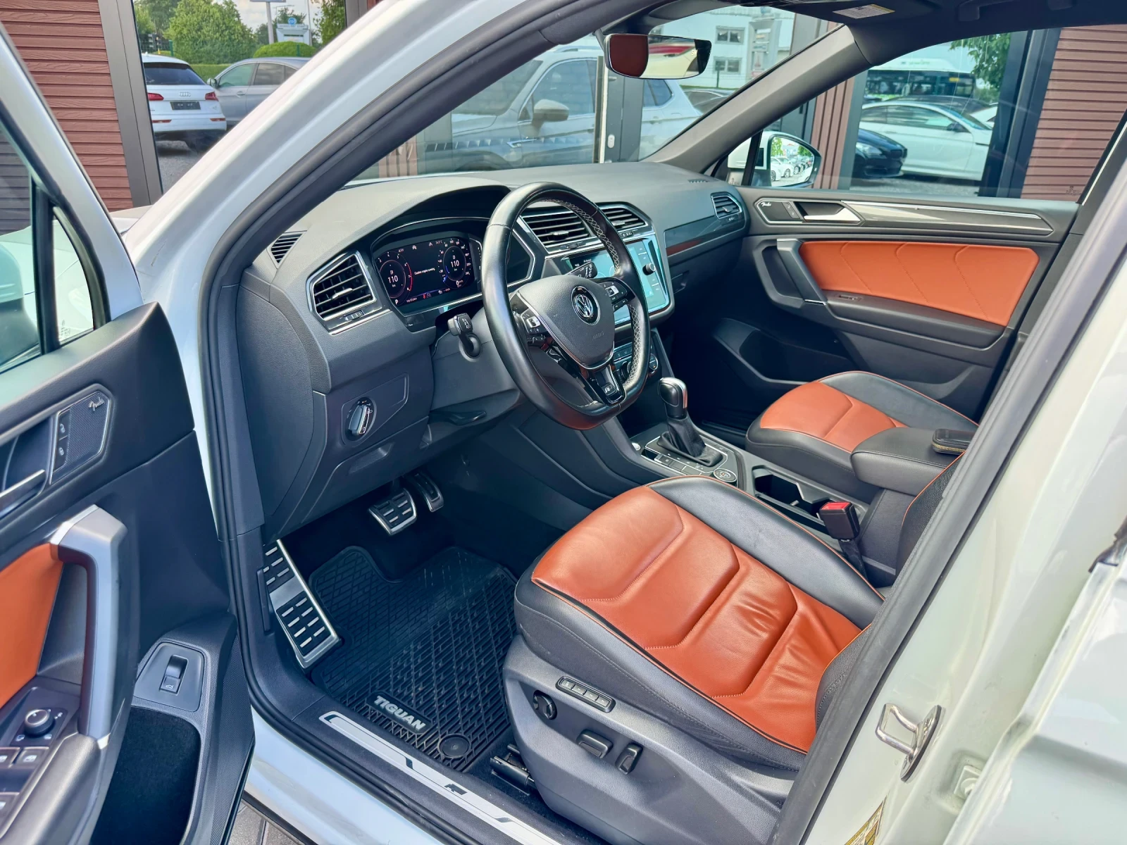 VW Tiguan 4Motion* R-line * DIGITAL* 6+ 1 Места* Лизинг, снимка 8 - Автомобили и джипове - 55086720