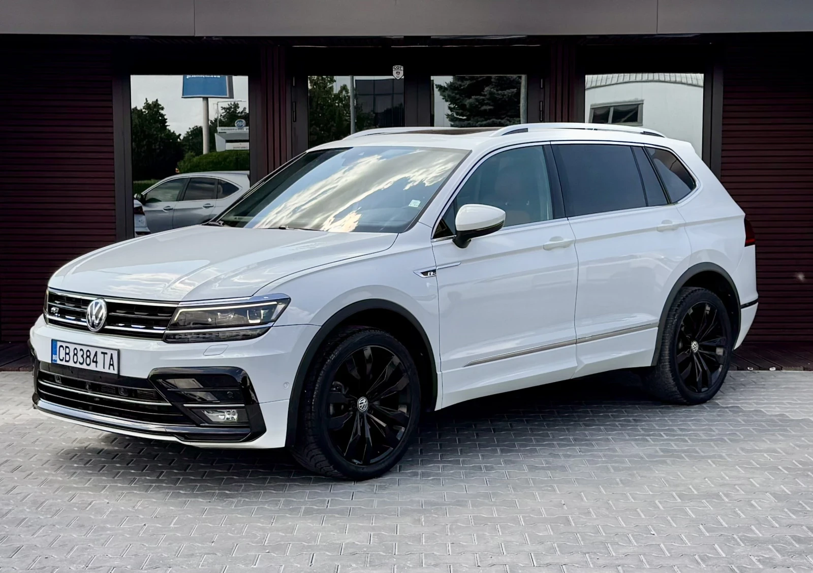 VW Tiguan 4Motion* R-line * DIGITAL* 6+ 1 Места* Лизинг, снимка 3 - Автомобили и джипове - 55086720