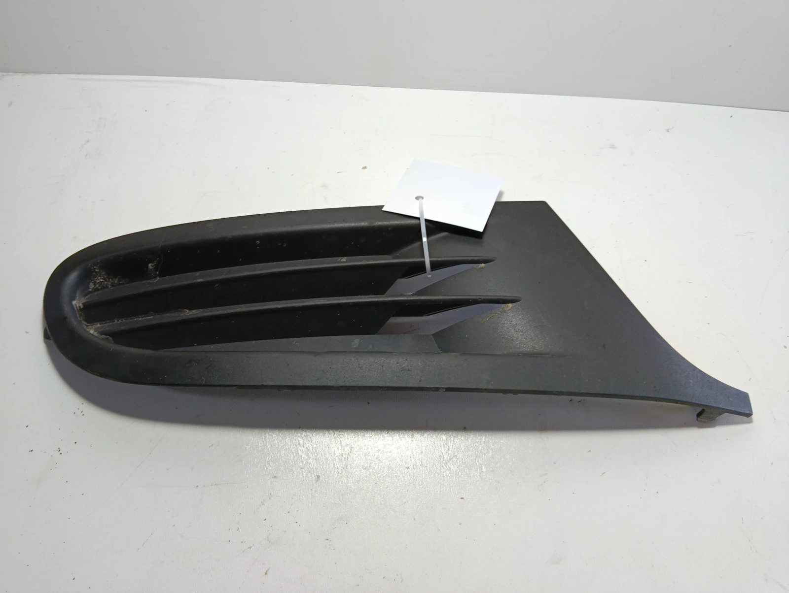 решетка броня дясна 5K0853666A VW Golf