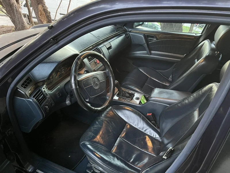 Mercedes-Benz E 200, снимка 3 - Автомобили и джипове - 52593773