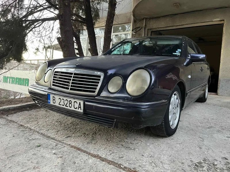 Mercedes-Benz E 200, снимка 2 - Автомобили и джипове - 52593773