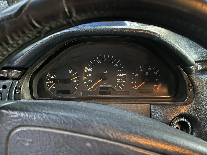 Mercedes-Benz E 200, снимка 6 - Автомобили и джипове - 52593773