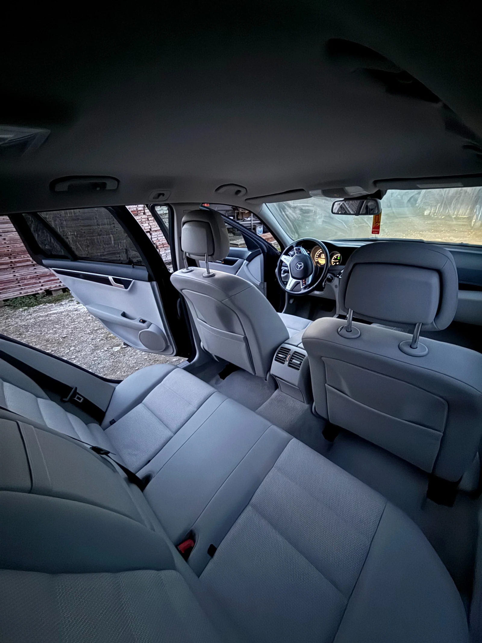 Mercedes-Benz C 220 Сменена верига/Ксенон/Бяла кожа/Много екстри - изображение 10