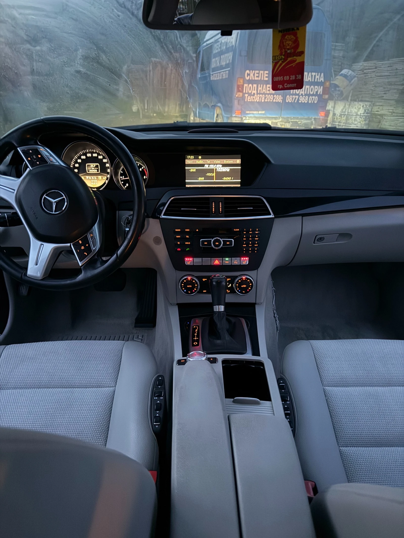 Mercedes-Benz C 220 Сменена верига/Ксенон/Бяла кожа/Много екстри - изображение 9