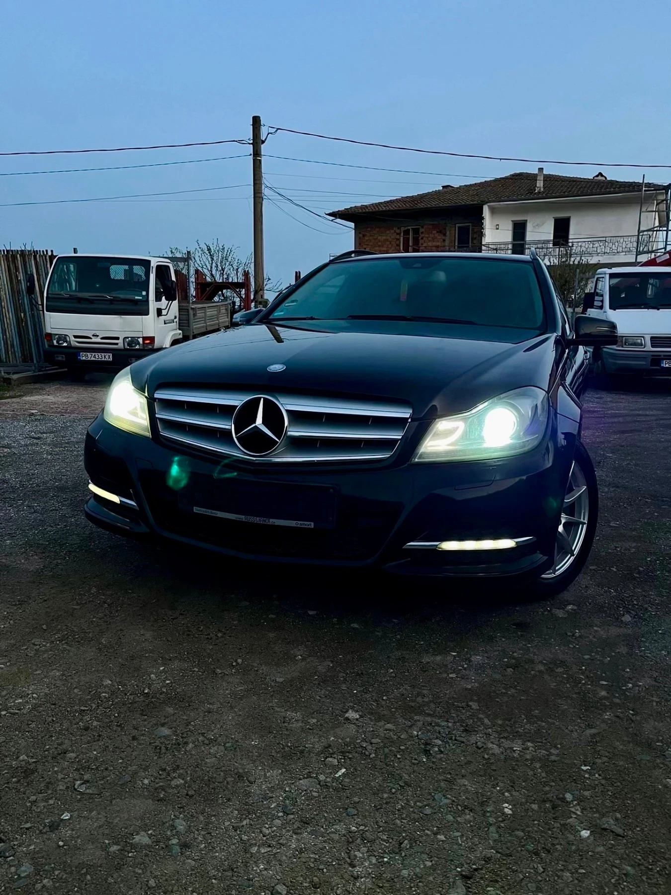 Mercedes-Benz C 220 Сменена верига/Ксенон/Бяла кожа/Много екстри - изображение 2